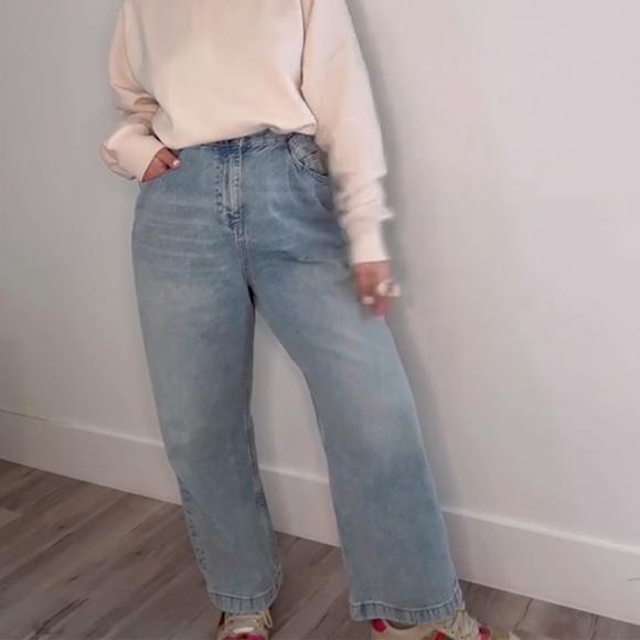 Zara mid rise baggy jeans with adjustable button belt loops.Light‎ Blue, size 4 - Picture 2 of 12